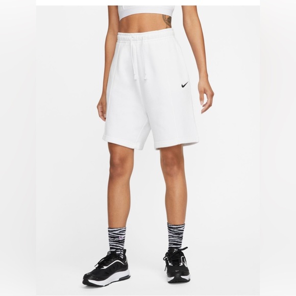 NWT Sz Medium Nike Women's Sportswear Essential Fleece High Rise Shorts - Picture 1 of 11